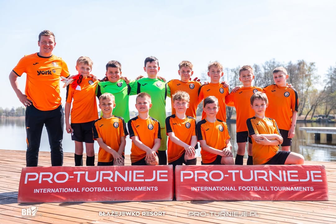 Świetne wiadomość spływają do nas z Błażejewka! 🤩 Nasza drużyna Orlików E1 bierz